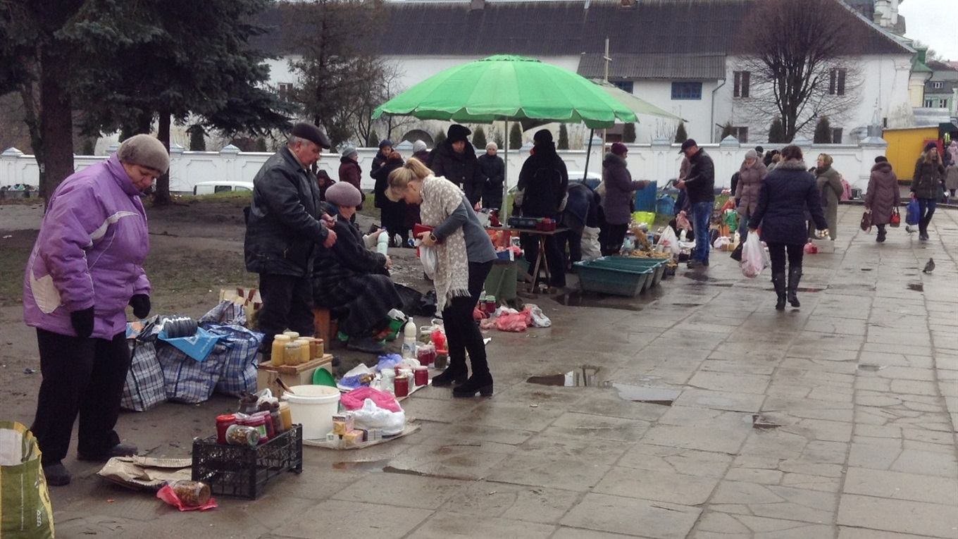 Стихійний ринок перед святами знову на центральній дорозі Кременця