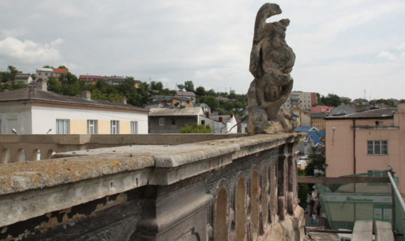 Скульптуру Пінзеля на ратуші у Бучачі руйнує час і погода (Фото)