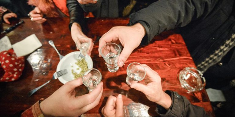 На Тернопільщині чиновники в робочий час п’ють так, що з ресторану їх виганяє поліція