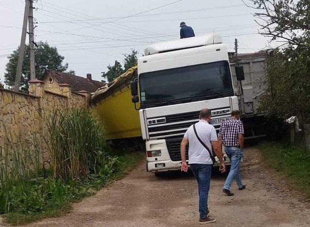 У Бережанах перекинулася вантажівка із зерном (Фото)