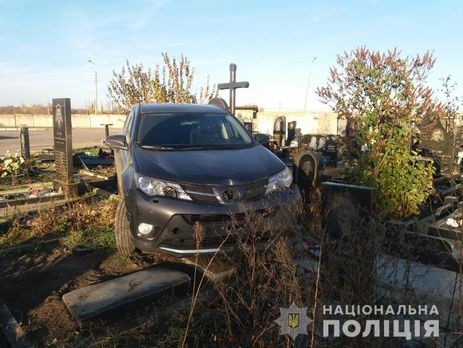 Священик Московського патріархату проїхався на джипі по могилах (Відео +18)