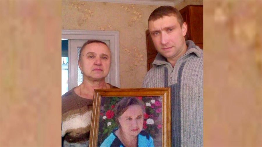 «Почав ще на полігоні», – атовець з Кременця вишив портрет матері (фото)