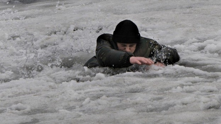 У річці Коропець чоловік «пішов» під лід
