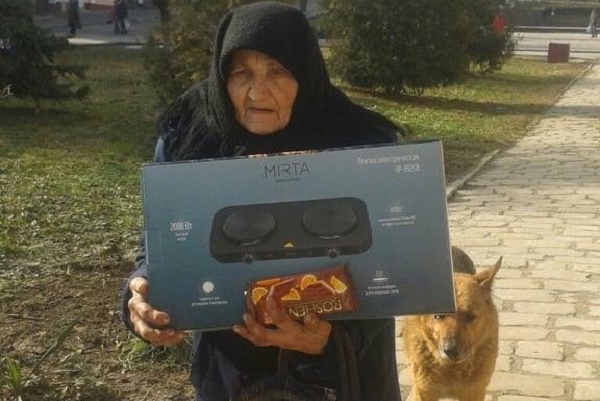 Для одинокої бабусі Євгенії з Бережанщини благодійники купили електричну плиту