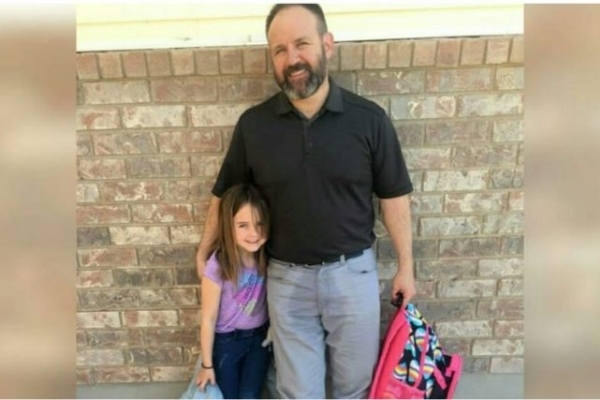 Чоловік приїжджає в школу, щоб забрати доньку – потім вчителька бачить його штани і розуміє, що відбувається