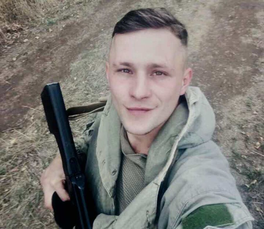 На Тернопільщині на колінах зустріли тіло вояка, який загинув на передовій (Фото)