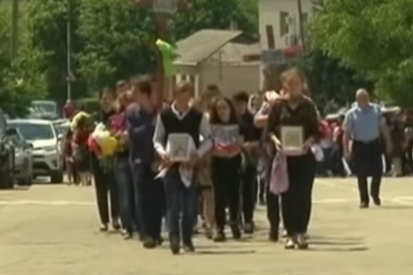 Похорон замість випускного: закохана пара школярів потрапила у ДТП (Відео)