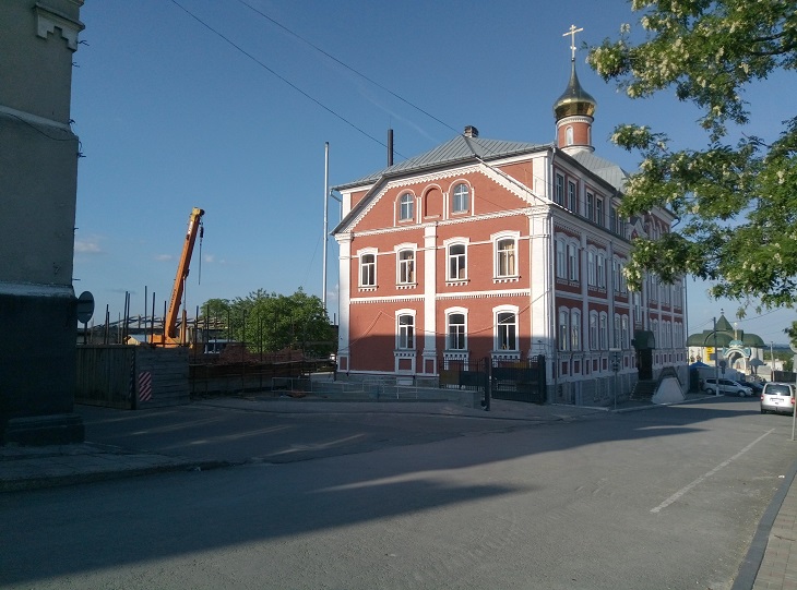 У Почаєві УПЦ МП будується на комунальній землі у центрі міста (Фото)