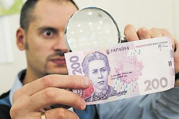 Фальшиві гроші: українцям розповіли, як вберегтися від підробки