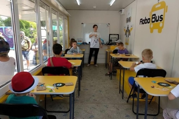 Українці зможуть вивчати робототехніку у школі на колесах