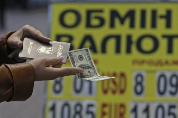 Чому долар в Україні почав дешевшати, незважаючи на кризу