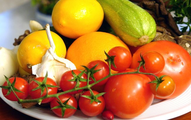 Неправильно їмо: українцям розповіли, які фрукти і овочі не треба чистити