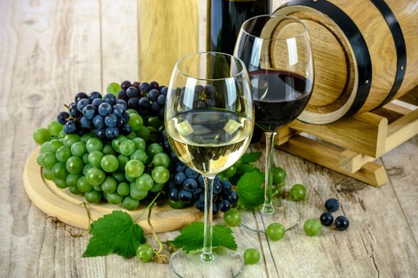 Цей швидкий спосіб допоможе відрізнити натуральне вино від порошкового