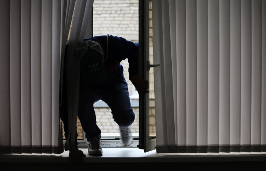 У Ланівцях судили чоловіка, який через вікно заліз у будинок і викрав 2000 євро